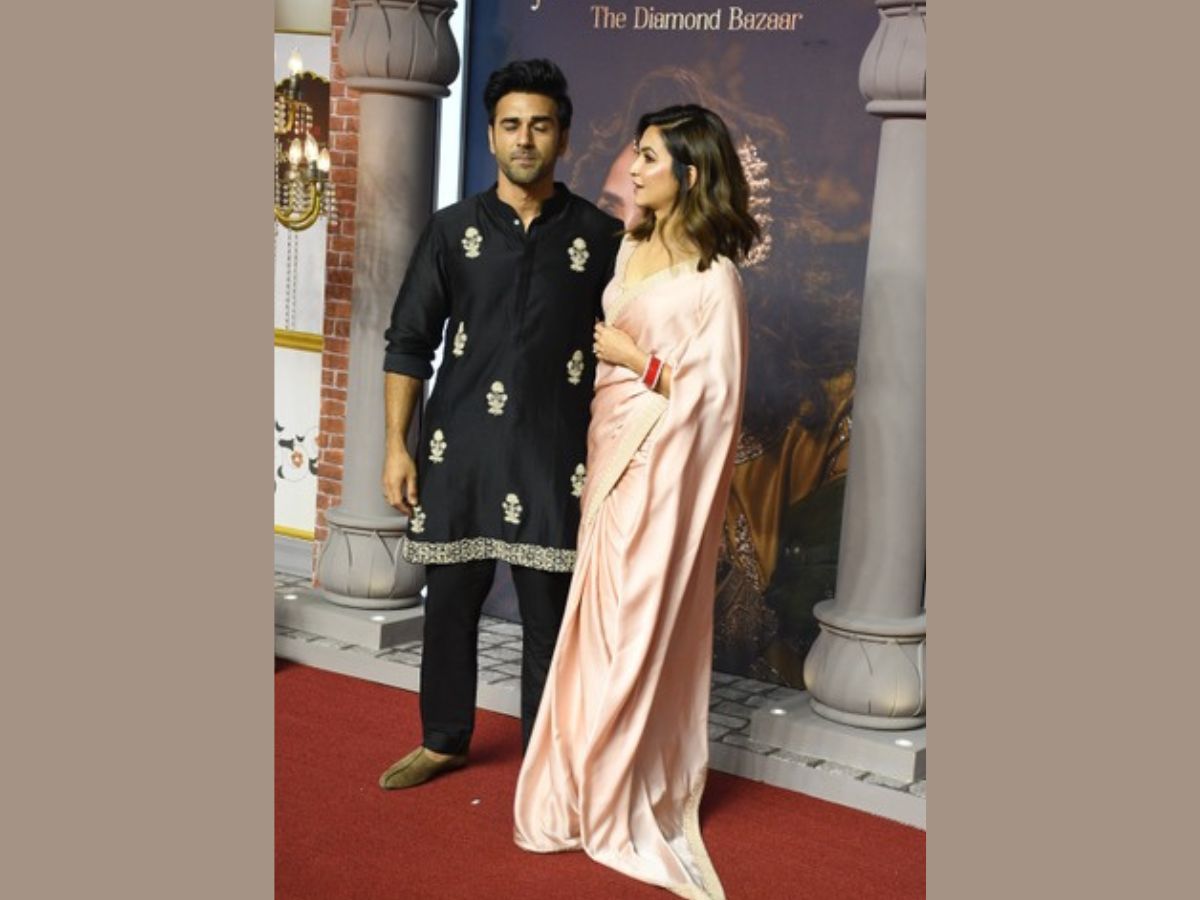 काले रंग के कुर्ते पजामे में पुलकित सम्राट