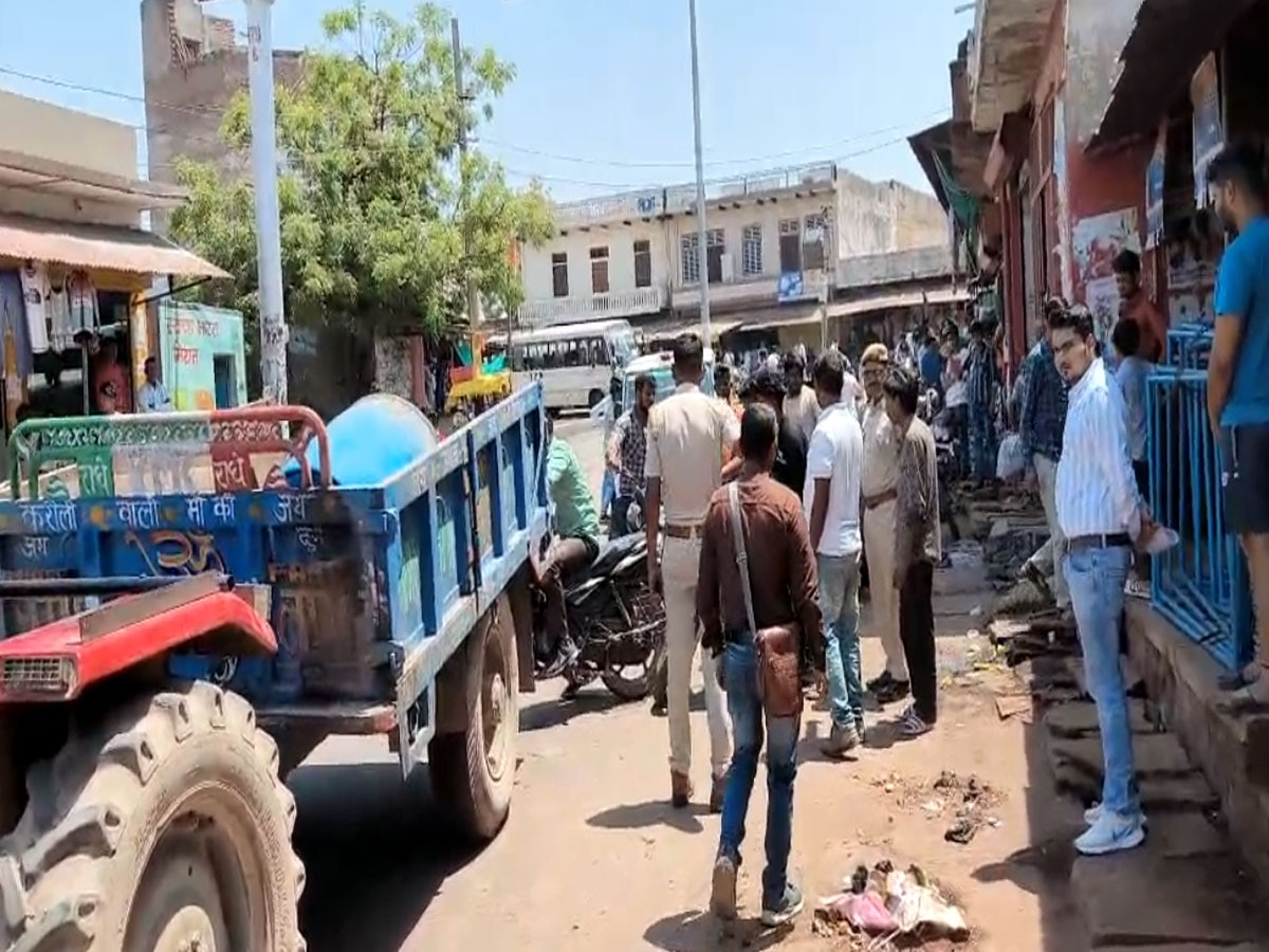 Dholpur News: पुलिस और नगरपालिका ने हटावाया अतिक्रमण, दुकानों के बाहर रखा सामान किया जब्त