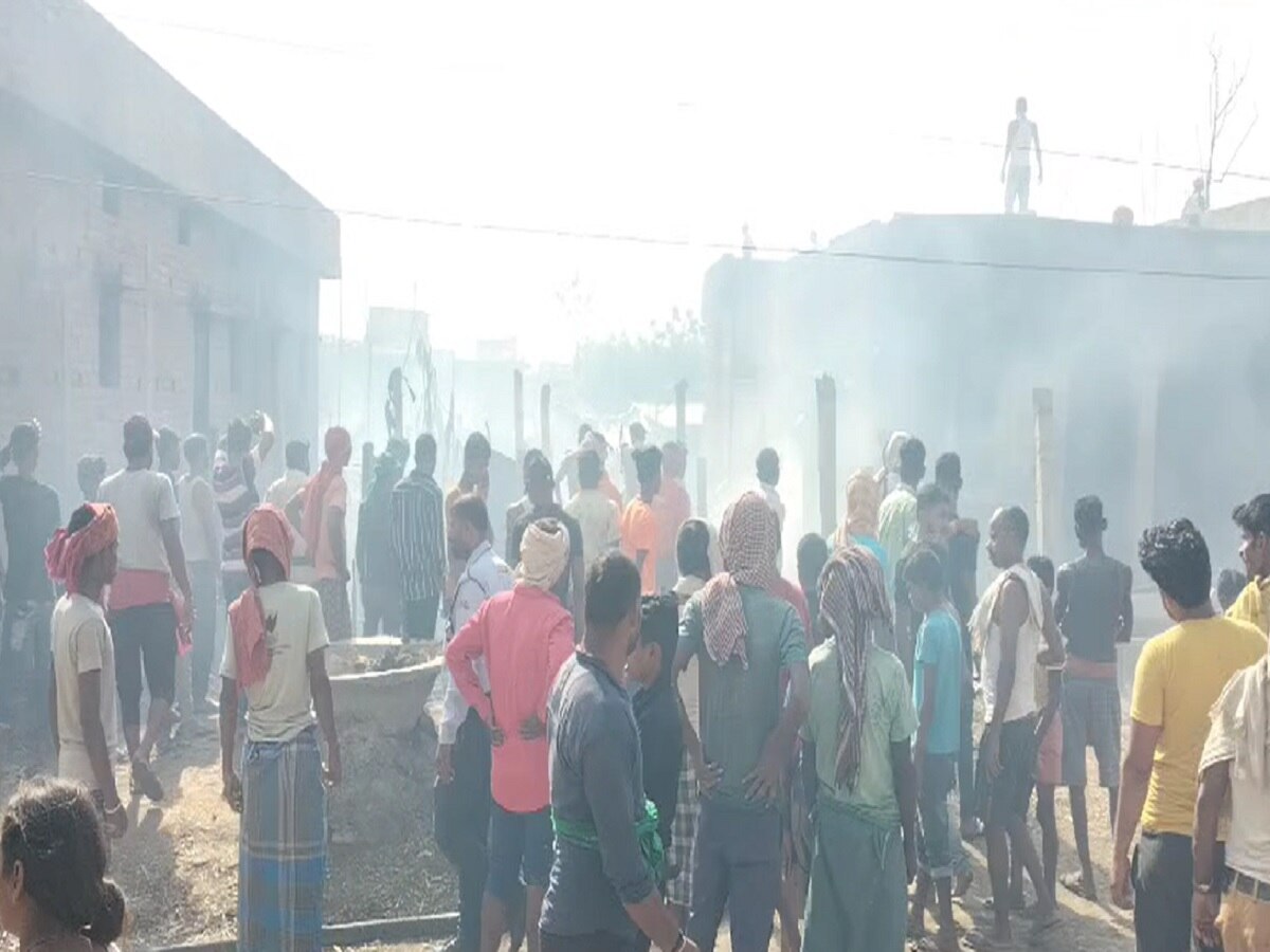 Bihar News: बेगूसराय में आग का तांडव, दो दर्जन से अधिक घर जलकर हुए राख