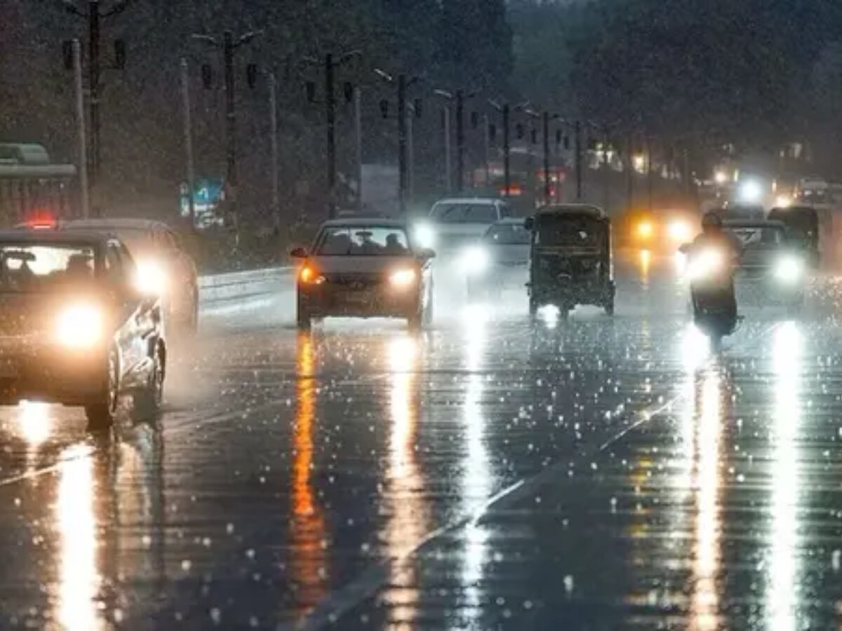 Delhi Weather Update: दिल्ली-एनसीआर में हुई झमाझम बारिश, जानें क्या कैसा रहेगा कल के मौसम का हाल