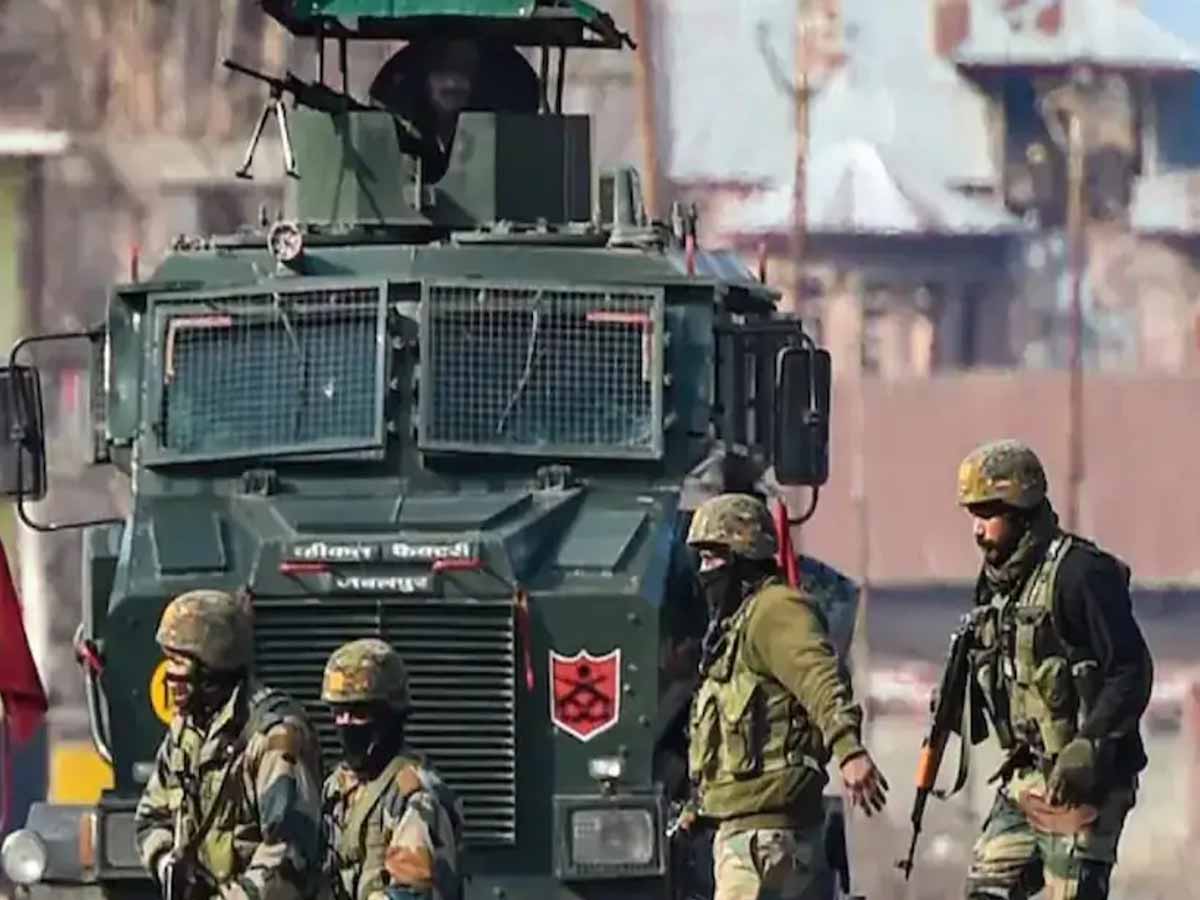 मणिपुर में CRPF के 2 जवान शहीद; इतने दिनों से जारी है हिंसा मणिपुर में CRPF के 2 जवान शहीद; इतने दिनों से जारी है हिंसा