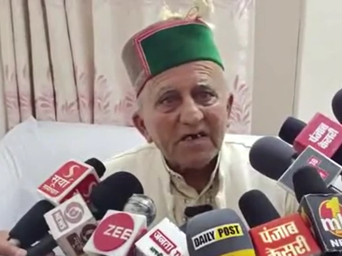 Himachal Chunav: सिरमौर में 100 वर्ष की आयु पूरी कर चुके मतदाताओं का हुआ सम्मान, वोटिंग के लिए किया गया जागरूक