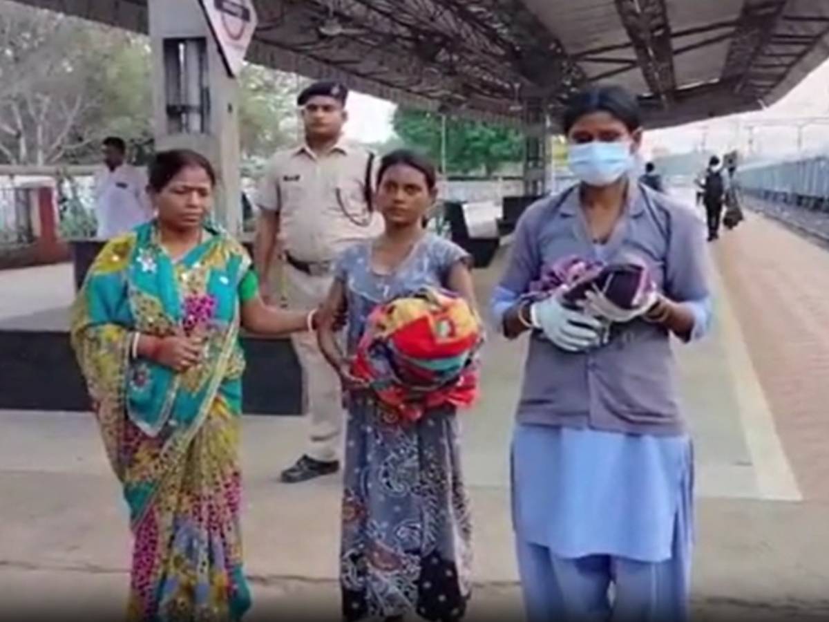 पति की मौत, ससुराल वालों ने निकाला, मायके ने दुत्कारा; स्टेशन पर दिया बच्चे को जन्म पति की मौत, ससुराल वालों ने निकाला, मायके ने दुत्कारा; स्टेशन पर दिया बच्चे को जन्म