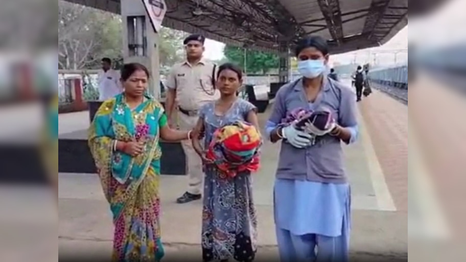 पति की मौत, ससुराल वालों ने निकाला, मायके ने दुत्कारा; स्टेशन पर दिया बच्चे को जन्म
