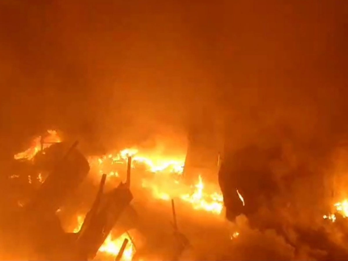 Bihar News: रोहतास जिले के महादलित बस्ती में लगी भीषण आग, 4 लोगों की हुई मौत Bihar News: रोहतास जिले के महादलित बस्ती में लगी भीषण आग, 4 लोगों की हुई मौत