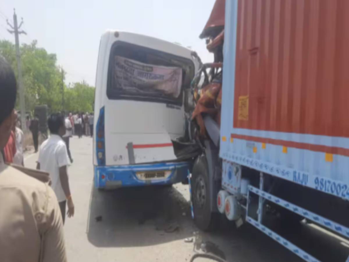 Bihar News: चुनावी ड्यूटी पर जा रहे सुरक्षाकर्मियों की बस हादसे का शिकार; कंटेनर से हुई टक्कर, 2 की मौत Bihar News: चुनावी ड्यूटी पर जा रहे सुरक्षाकर्मियों की बस हादसे का शिकार; कंटेनर से हुई टक्कर, 2 की मौत