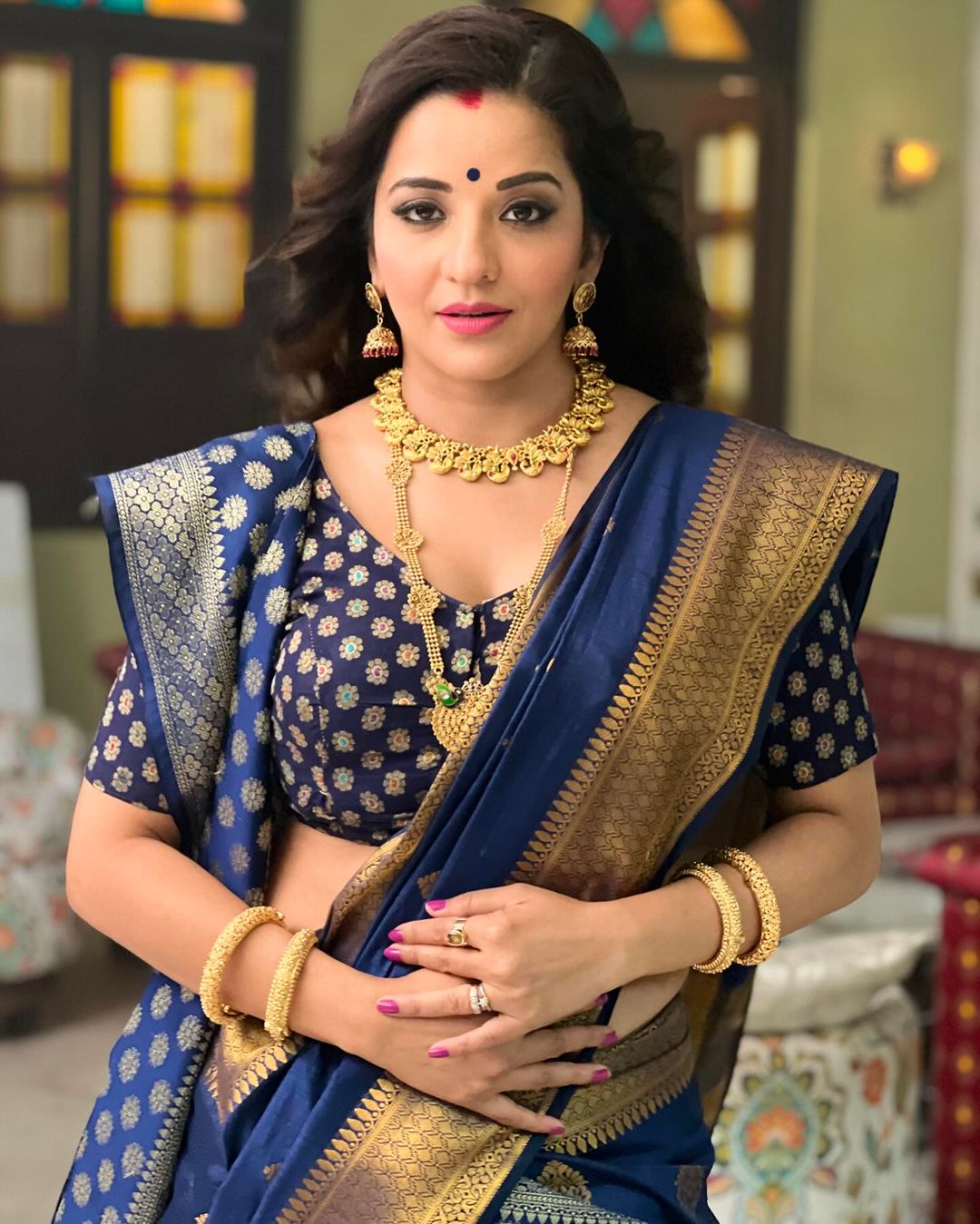 मोनालिसा का साड़ी लुक