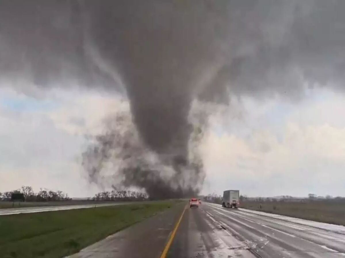 US Tornado Viral Video: ଶକ୍ତିଶାଳୀ ଘୂର୍ଣ୍ଣିବଳୟ ତାଣ୍ଡବରେ କମ୍ପିଉଠିଲା ଆମେରିକା; ରାଜରାସ୍ତାରେ ଓଲଟିଗଲା ଟ୍ରଲର 