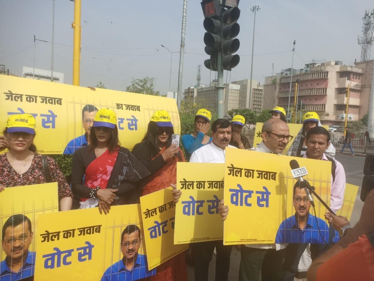 Delhi News: केजरीवाल को समर्थन देने के लिए सड़क पर उतरा दिल्ली का किन्नर समाज, वोटर्स को किया जागरूक
