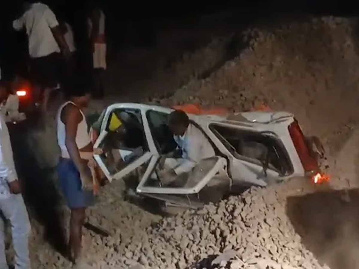 Bhagalpur Accident: बिहार के भागलपुर में टायर फटने के बाद कार पर गिरा ट्रक; 6 लोगों की हुई मौत