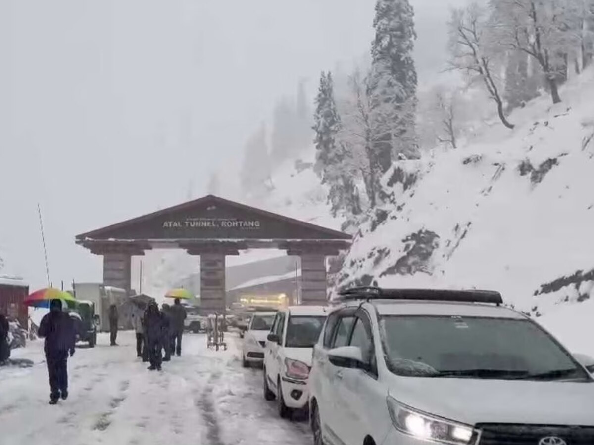Himachal Weather Update: हिमाचल प्रदेश में सड़कों पर बिछी बर्फ की चादर! हुई बारिश, गिरे ओले, कई रास्ते बंद