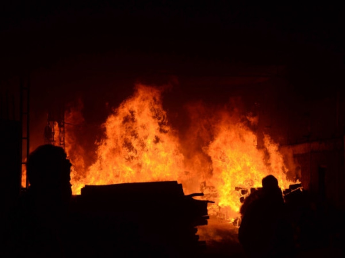 शॉर्ट सर्किट से लगी आग में आठ घर जलकर राख