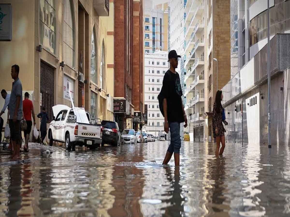 UAE में फिर आसमान से बरस सकती है 'आफत', मौसम विभाग ने भारी बारिश का जारी किया अलर्ट