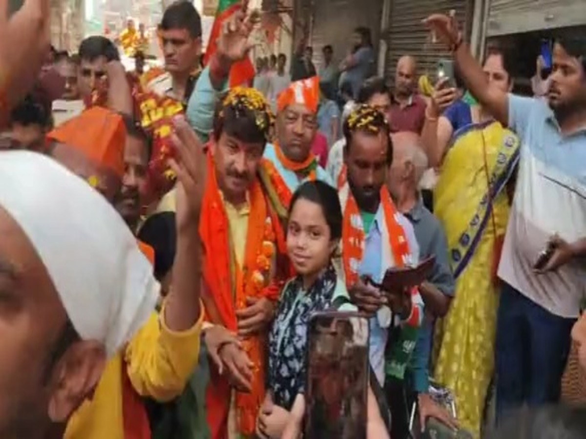 Manoj Tiwari: संत नगर मार्केट में भाजपा प्रत्याशी सांसद मनोज तिवारी ने की विशाल पदयात्रा