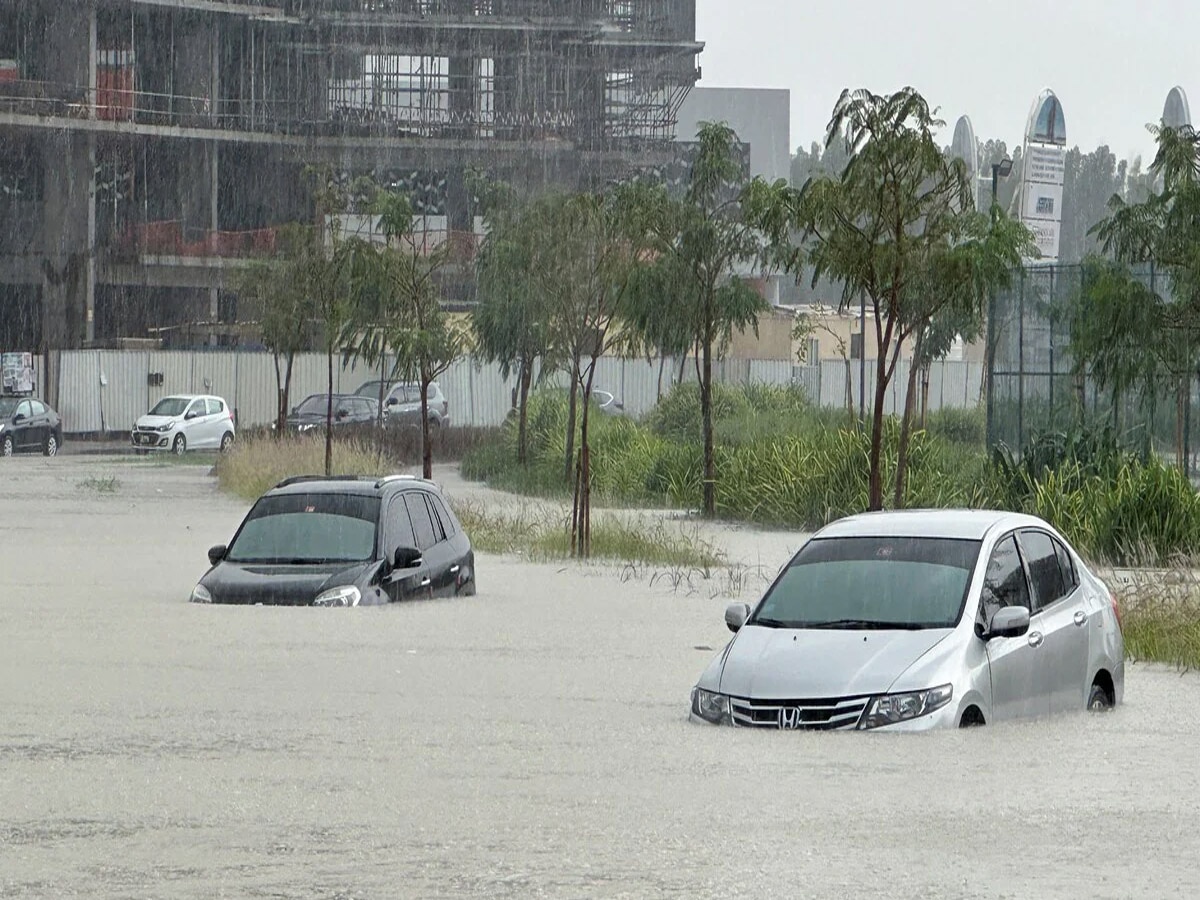 Dubai Rain: दुबई में फिर भारी बारिश, बाढ़ जैसे हालात, ऑफिस और स्कूल हुए बंद