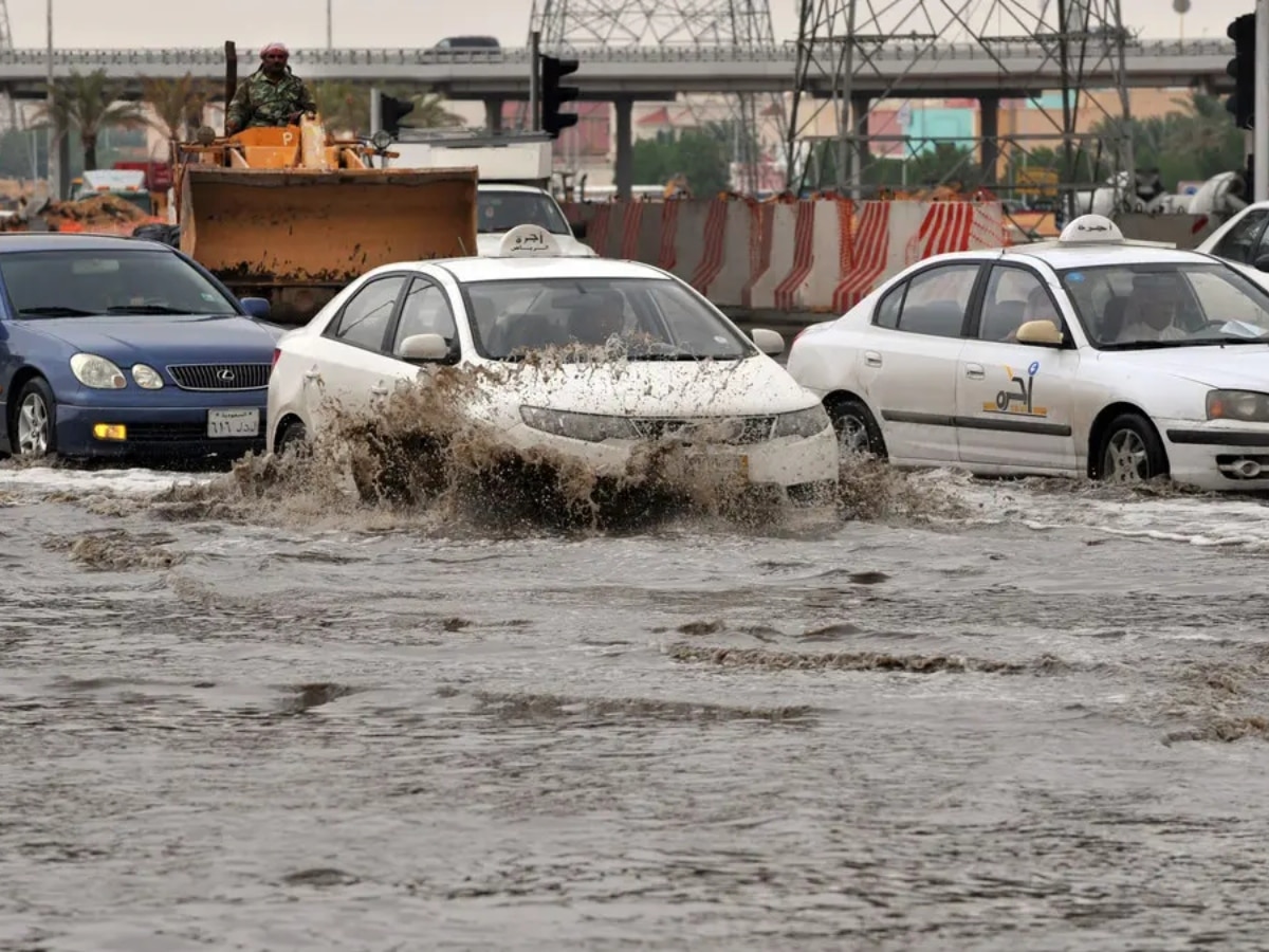 Mecca madina facing Record rain induced flooding hits Saudi arabia ...