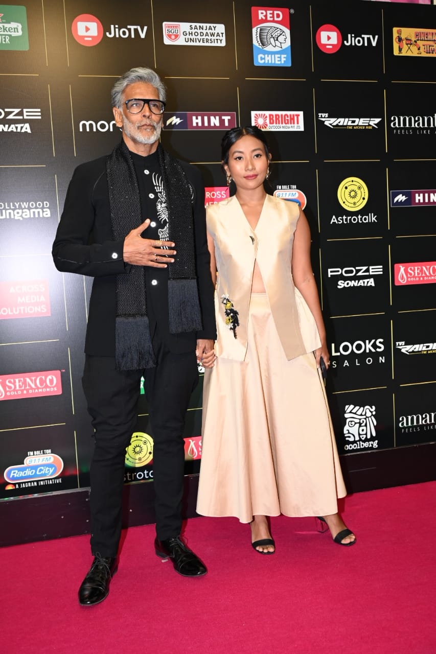 पत्नी संग नजर आए मिलिंद सोमन