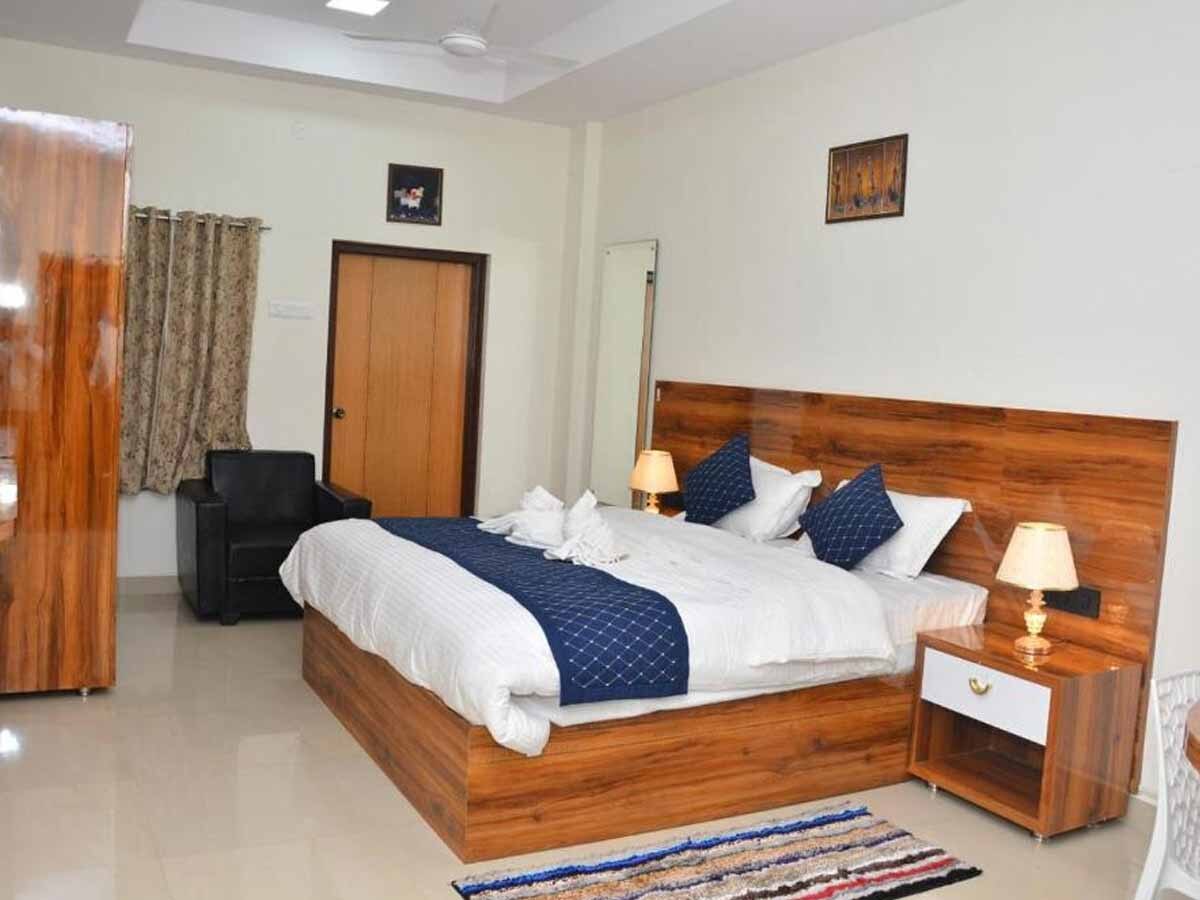 IRCTC Hotel Service: स्‍टेशन पर 100 रुपये में म‍िलेगा होटल जैसा कमरा, बुक‍िंग के ल‍िए बस करना होगा यह काम