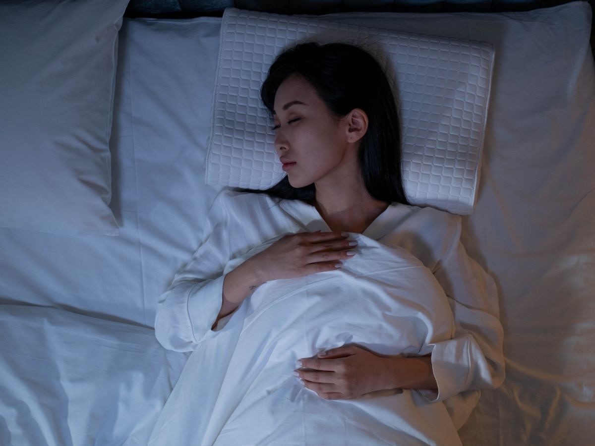नींद पूरी न होने से जकड़ लेती हैं गंभीर बीमारियां! लेटेस्ट रिसर्च ने बताया रात में कितने घंटे सोना चाहिए