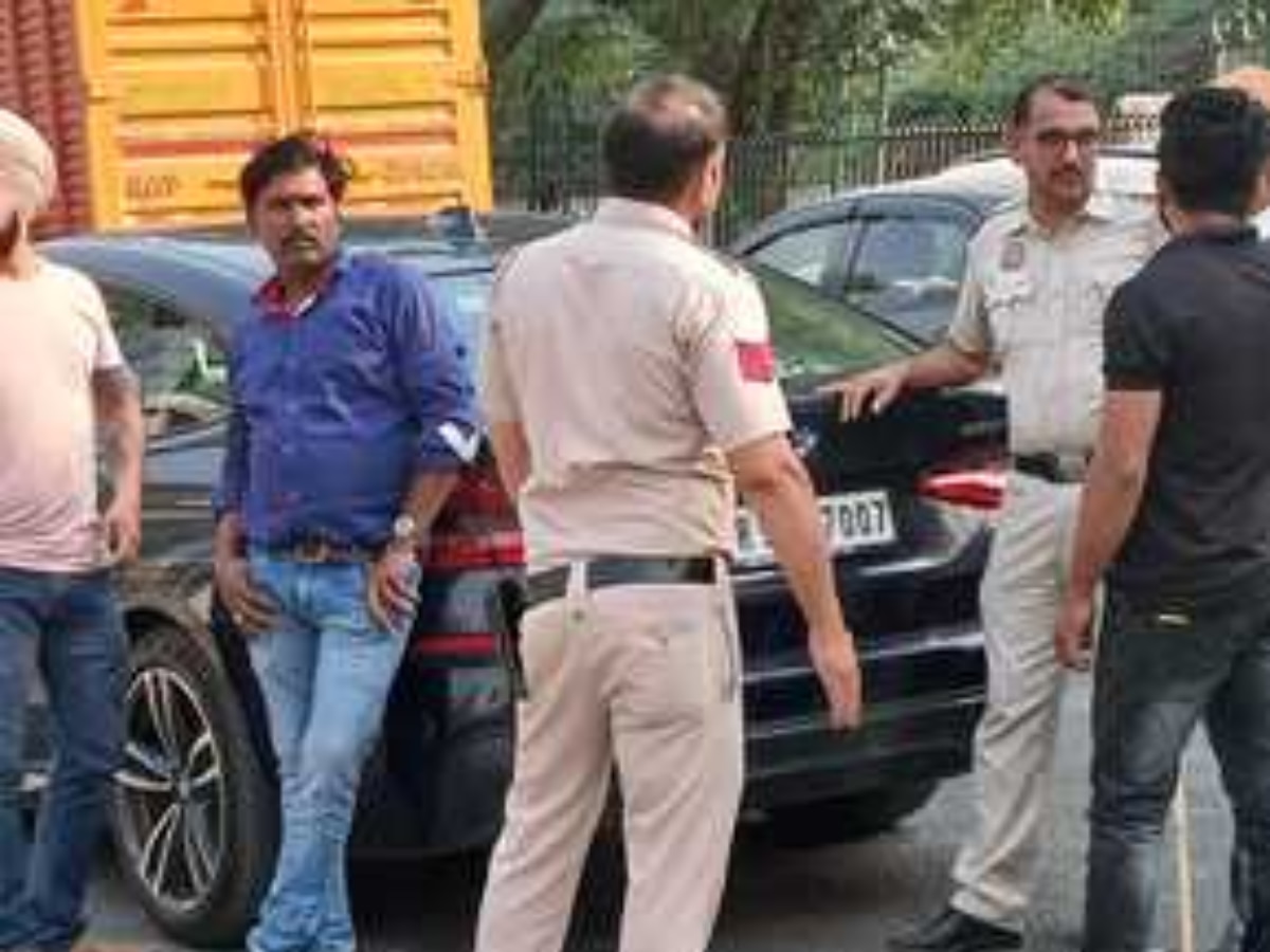 Delhi News: ओखला में BMW कार से 2 करोड़ कैश बरामद, 2 गिरफ्तार; आयकर विभाग को दी जानकारी 