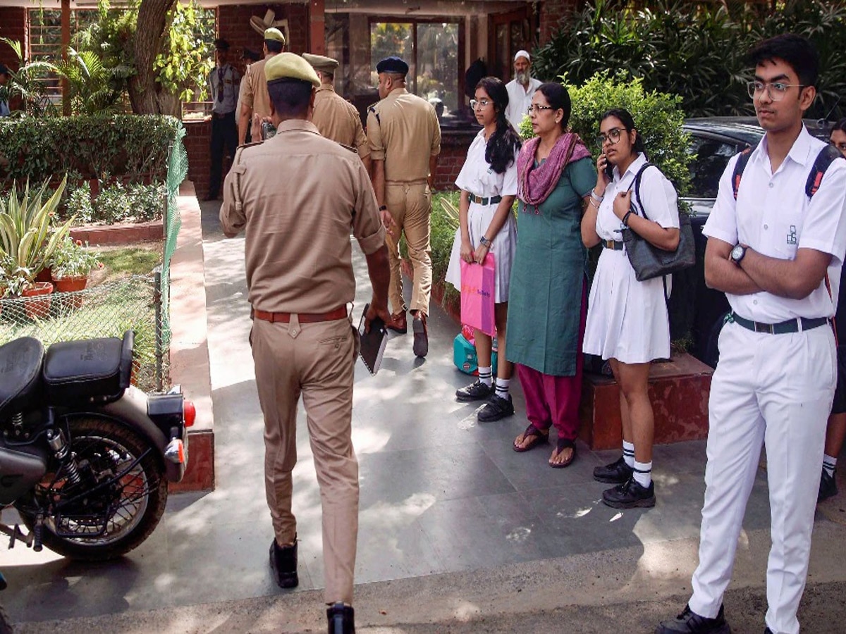 Ahmedabad Schools Bomb Threat: दिल्ली के बाद अब अहमदाबाद के स्कूलों को बम से उड़ाने की धमकी