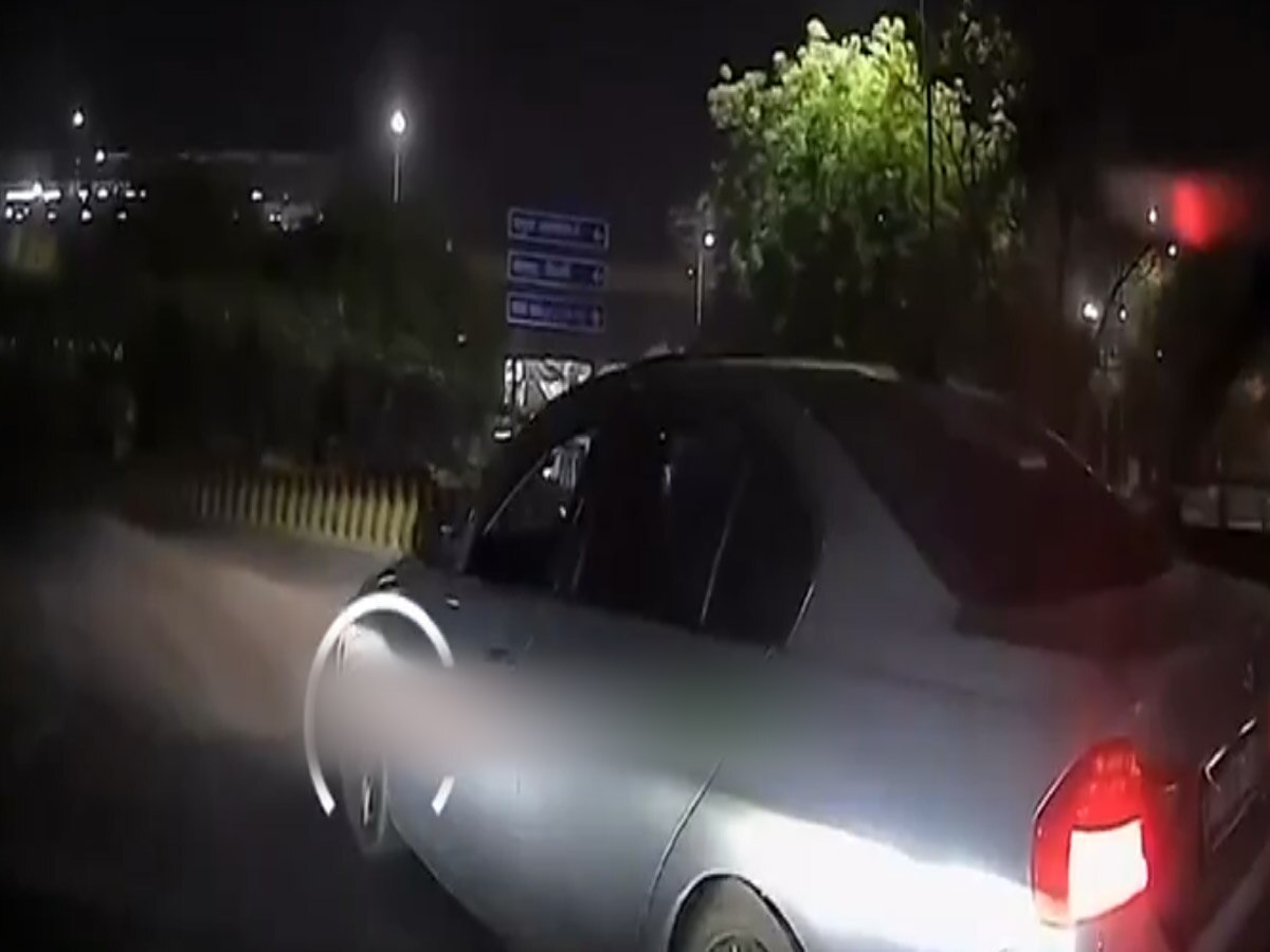 Greater Noida Road Rage: BMW ने किया महिला की कार का पीछा, गाड़ी रोककर फेंकी बोतल  