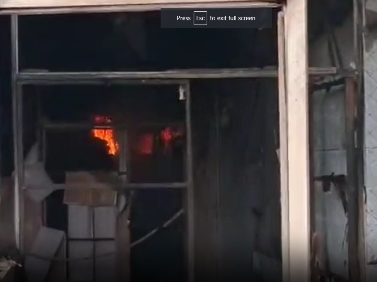 Faridabad Fire: बिजली के तारों में लगने वाले स्लीव के धागे की फैक्ट्री में लगी आग, दमकल की 18 गाड़ियों ने पाया काबू
