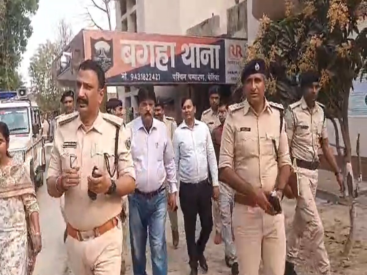 विवाद सुलझाने गई पुलिस टीम पर हमला