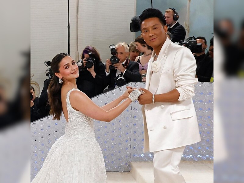 1 लाख मोतियों वाला गाउन