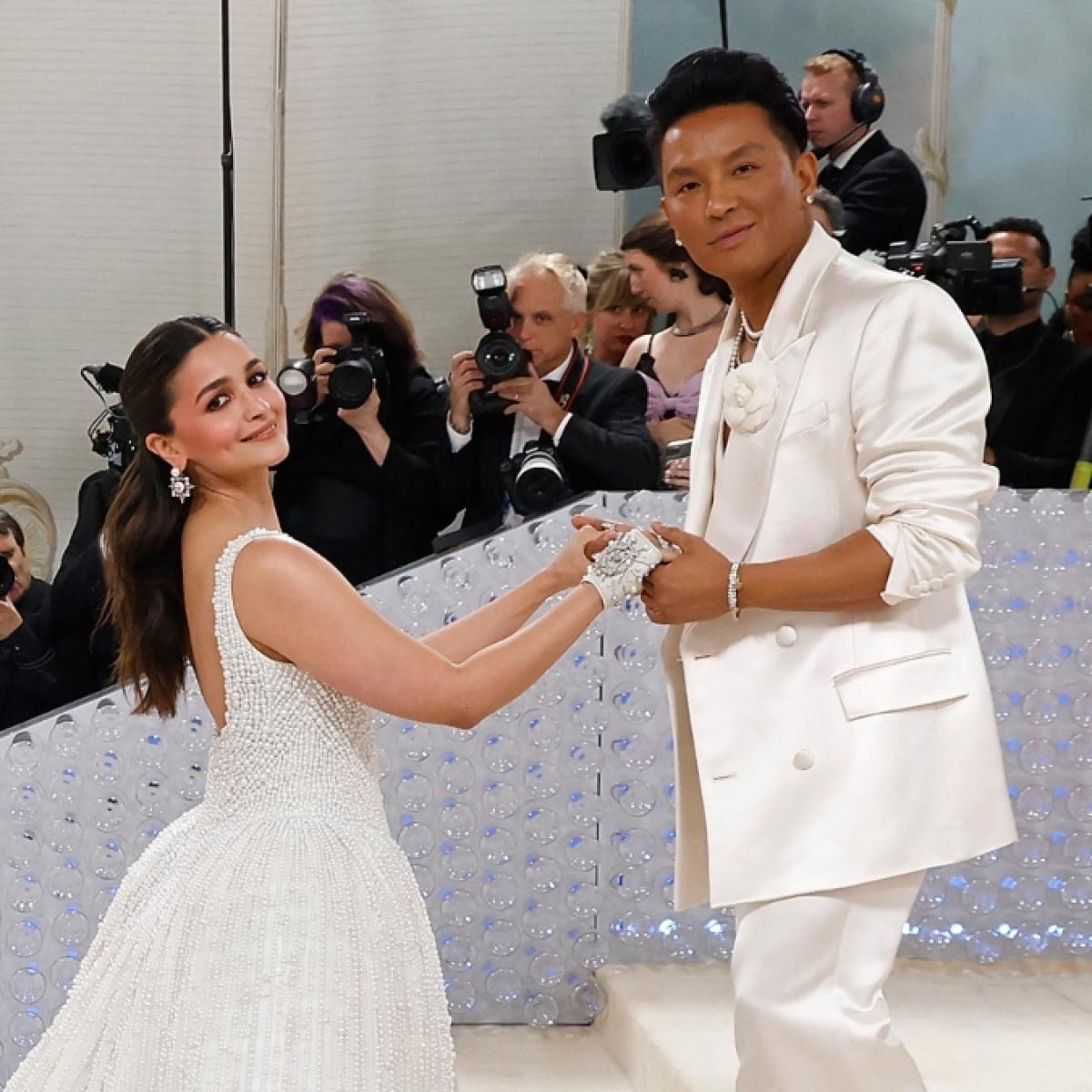 1 लाख मोतियों वाला गाउन