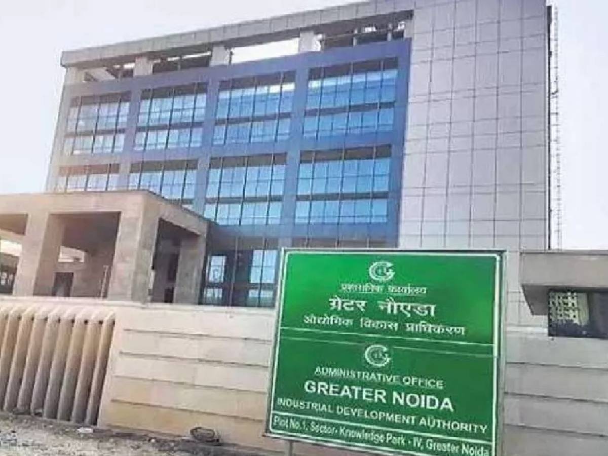 Noida News: गंदगी के चलते अधिकारियों की लगी क्लास, नोएडा अथॉरिटी ने दिए सख्त निर्देश 