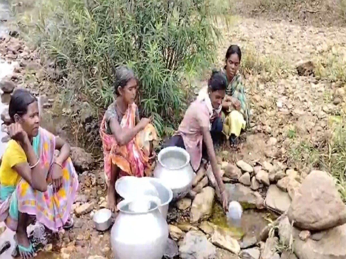 Jharkhand News: बिजली और पानी की समस्या से आज भी जूझ रहे सारंडा के कई ग्रामीण, विकास है कोसों दूर