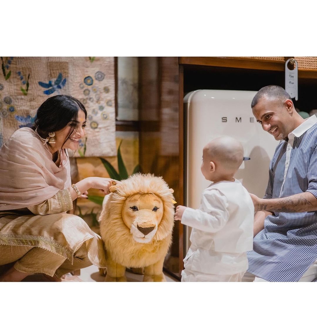 वायु के साथ खेलते दिखे सितारे