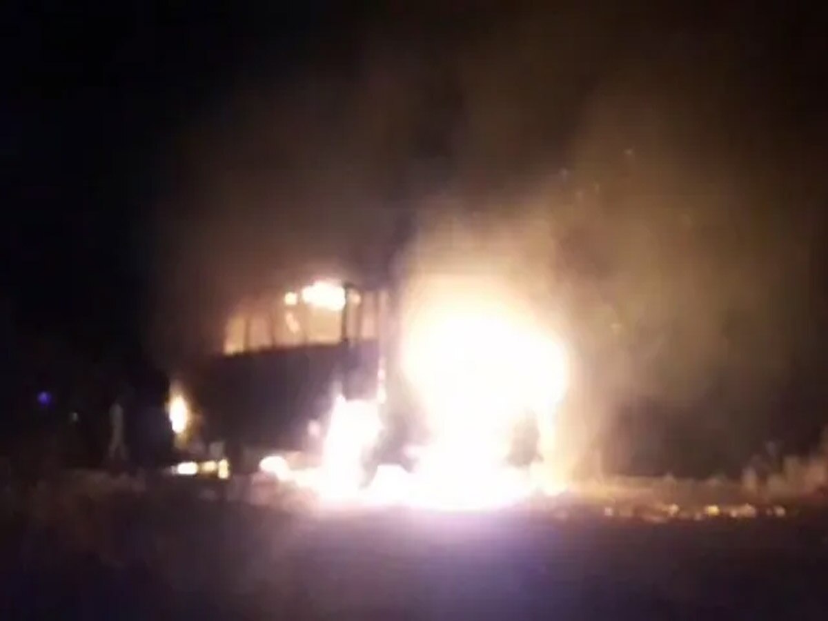 Betul EVM Bus Fire: मध्य प्रदेश के बैतूल में ईवीएम ले जा रही गाड़ी में आग! क्या रही वजह?