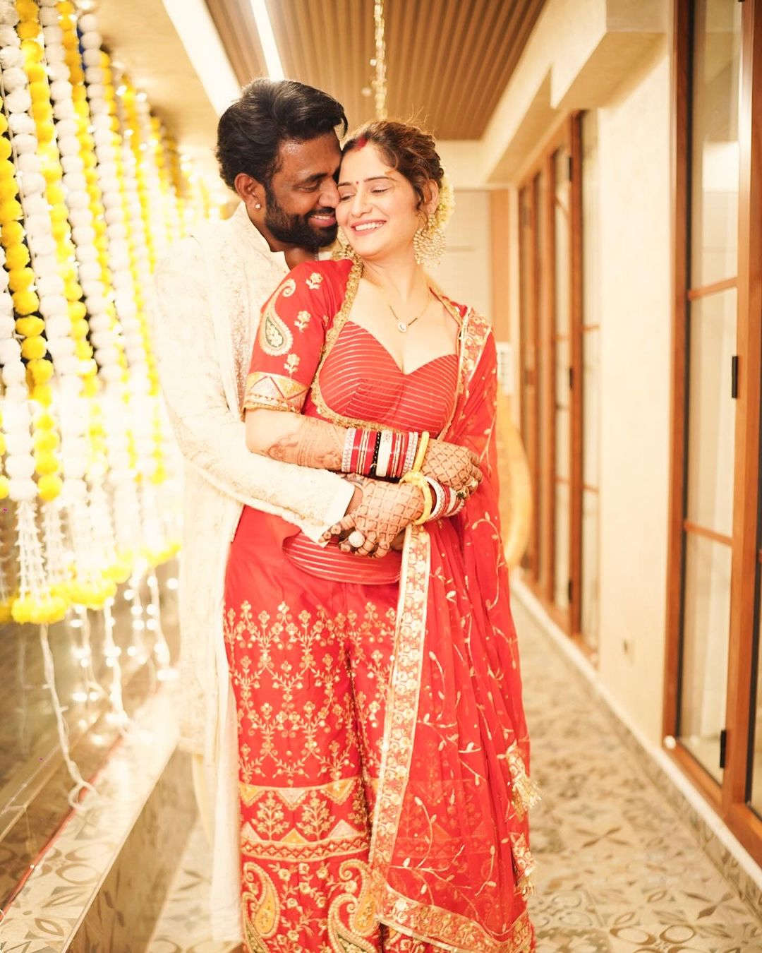 कोजी होकर दिए पोज