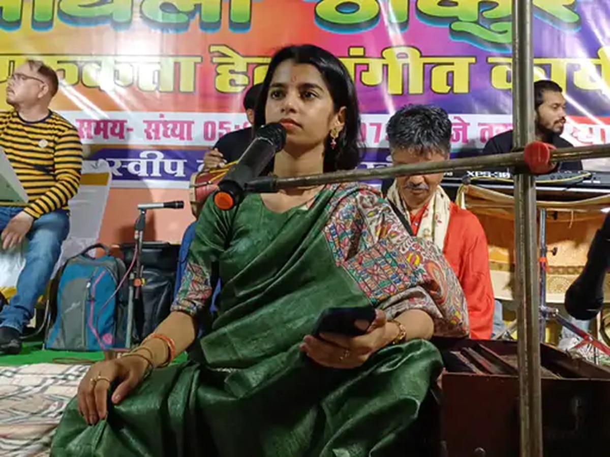 मैथिली ठाकुर ने गीत गाकर लोगों से की मतदान प्रतिशत बढ़ाने की अपील