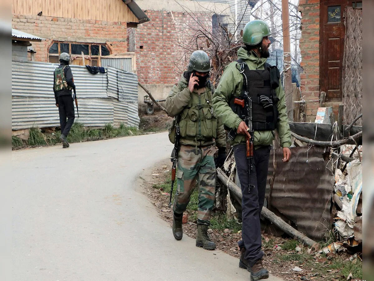 Kulgam Encounter Update: कश्मीर के कुलगाम में 40 घंटों के ऑपरेशन में 3 आतंकियों को किया ढेर, जानें अब तक का अपडेट? Kulgam Encounter Update: कश्मीर के कुलगाम में 40 घंटों के ऑपरेशन में 3 आतंकियों को किया ढेर, जानें अब तक का अपडेट?
