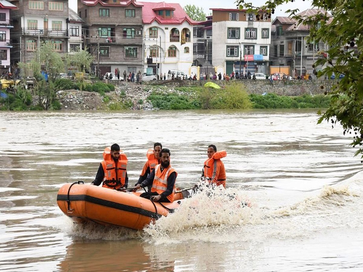 Jhelum Boat capsizes: 9 लोगों को ले जा रही नाव पलटी, 2 लोग लापता
