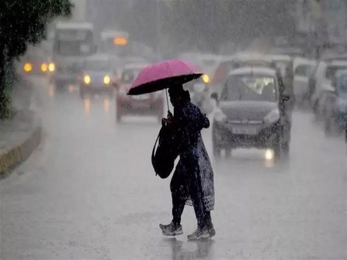 Pratapgarh Weather Update: प्रतापगढ़ में बदला मौसम का मिजाज, तेज हवाओं के साथ हुई बारिश 