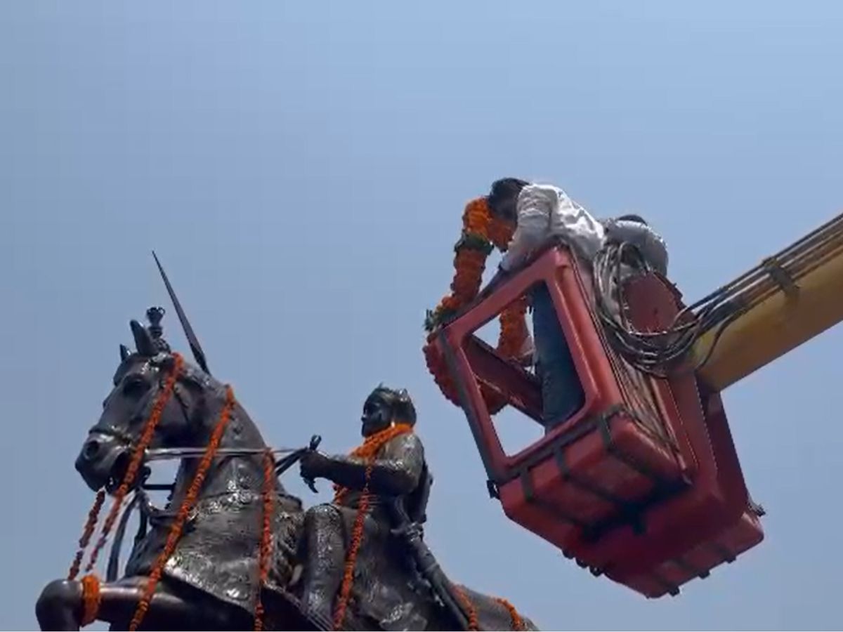Mainpuri crane overturned during garlanding statue of Maharana Pratap ...