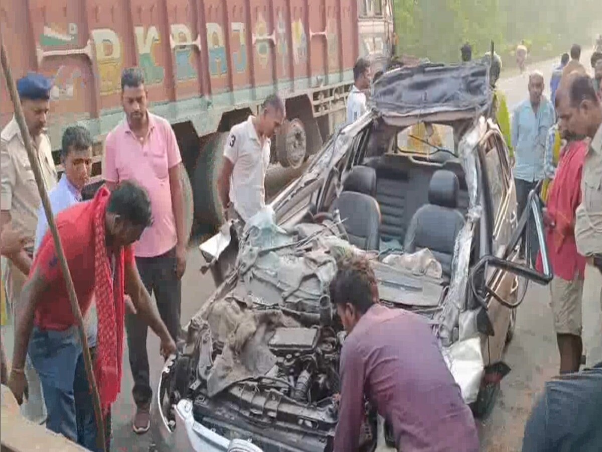 अनियंत्रित कार ने सड़क पर खड़ी मिनी ट्रक में मारी टक्कर, 3 की मौत