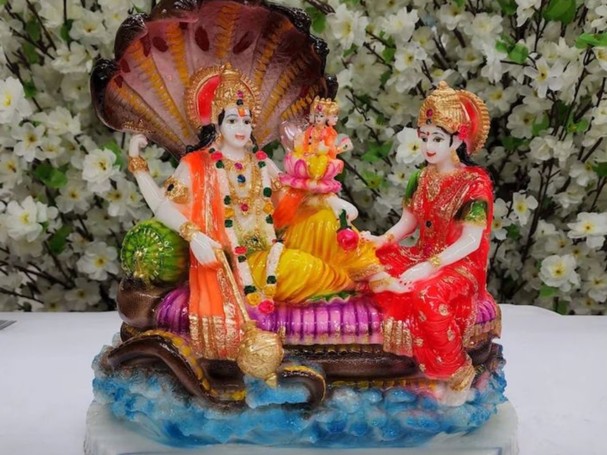 Pauranik Katha: भगवान विष्णु के चरणों के पास क्यों बैठती हैं 'धन की देवी' मां लक्ष्मी? पढ़ें रोचक कथा