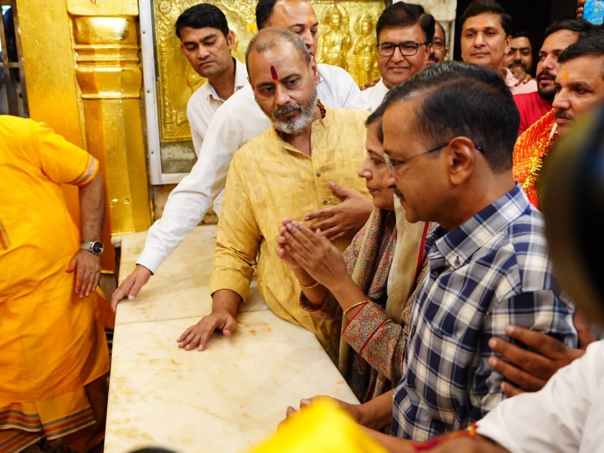 Arvind Kejriwal: कनॉट प्लेस स्थित हनुमान मंदिर में अरविंद केजरीवाल ने किया दर्शन, समर्थकों की भारी भीड़