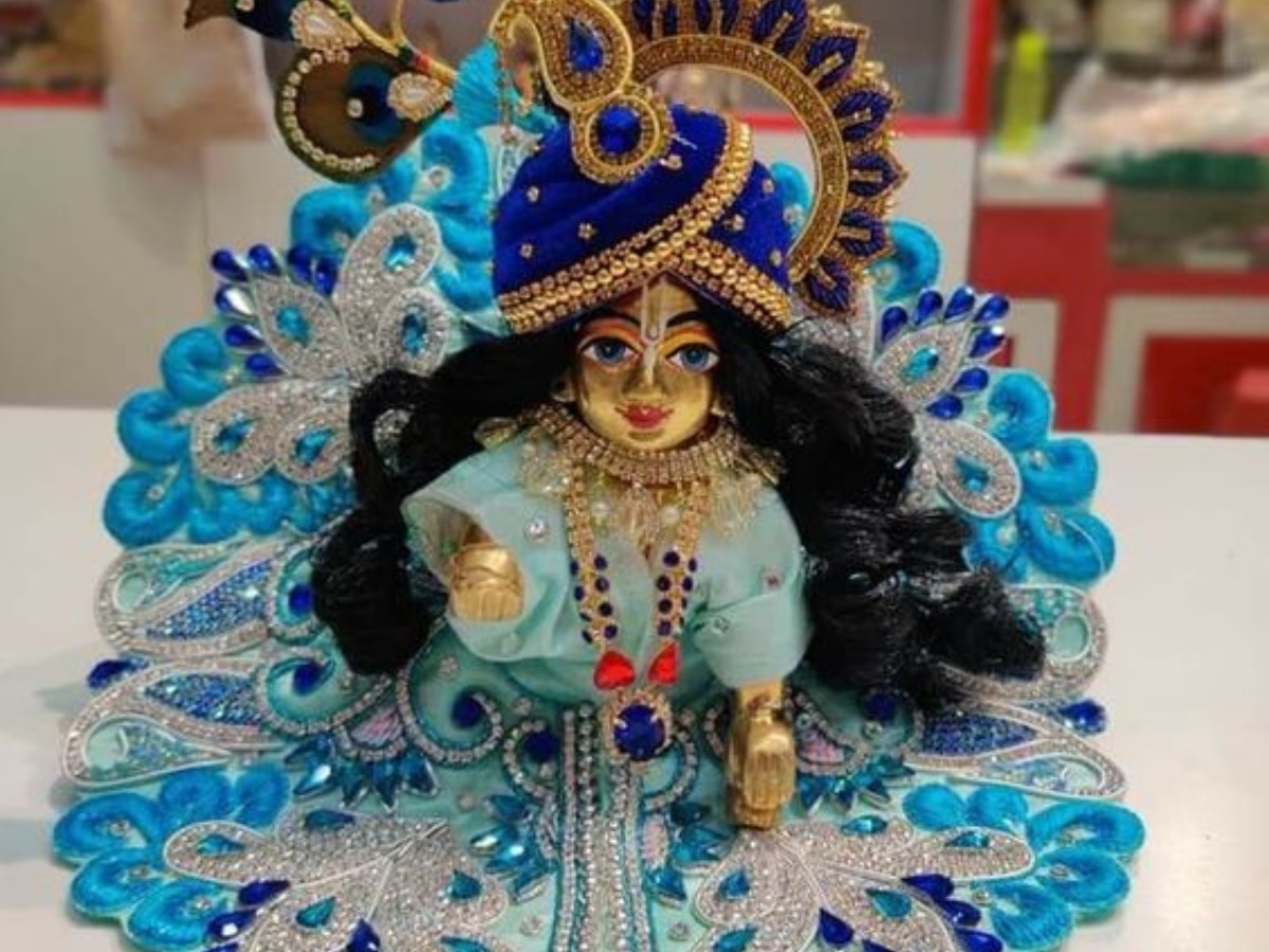 Laddu Gopal: लड्डू गोपाल को हर दिन लगाएं अलग-अलग भोग, मिलेगा विशेष लाभ, नोट कर लें लिस्ट