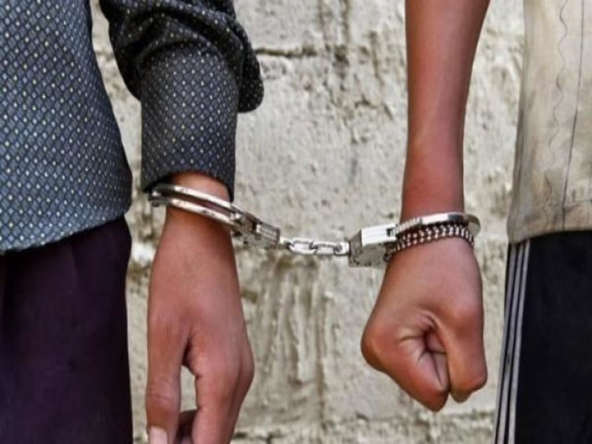 Dhanbad News: पुलिस ने 6 लाख रुपये नगद समेत बरामद की 7 किलो चांदी, दो लोग गिरफ्तार