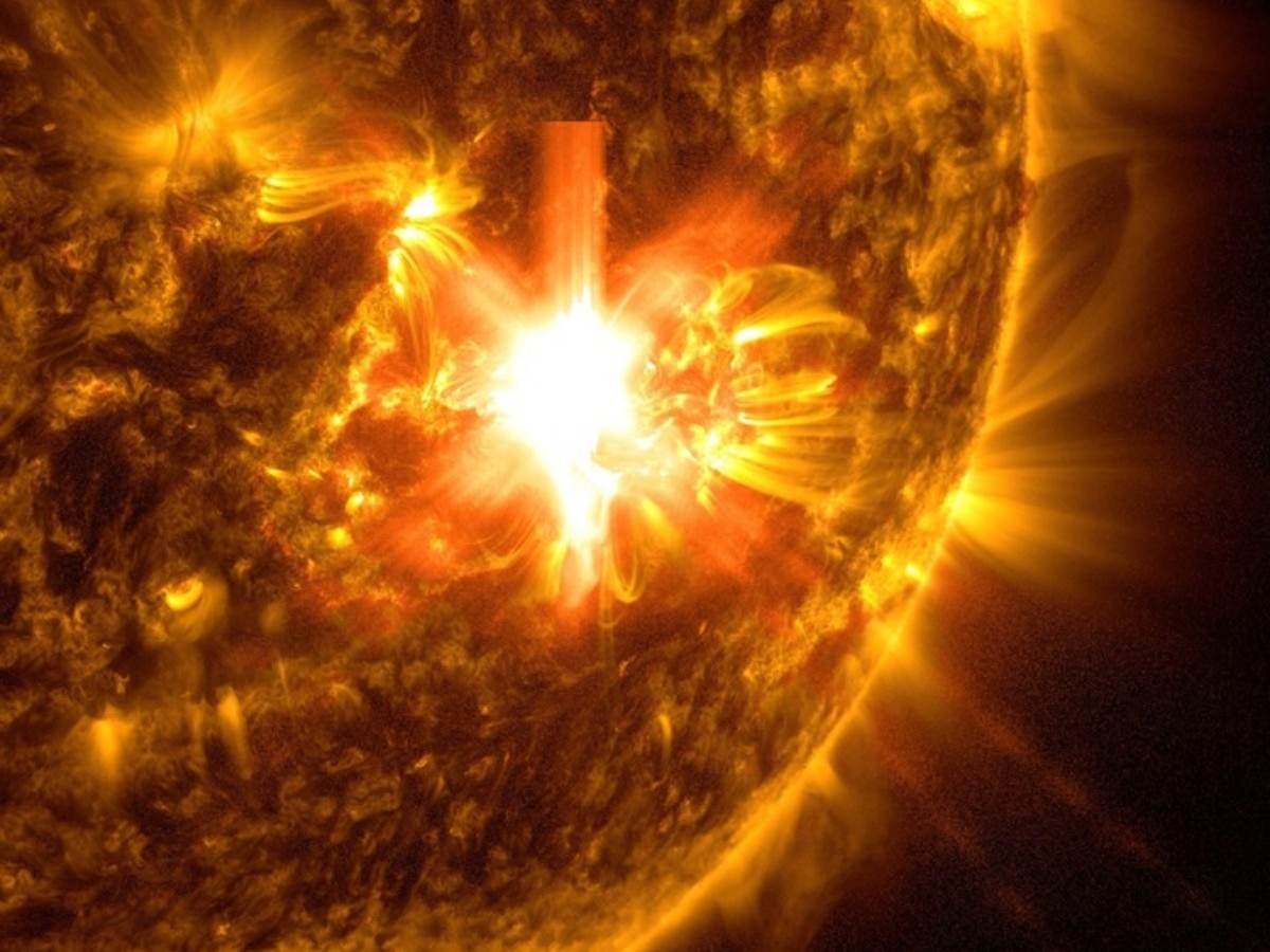 Solar Flares 2024 सोलर स्टॉर्म से जूझ रही है पृथ्वी, नासा ने तस्वीरें