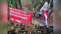 सिंहभूम के सारंडा में नक्सलियों ने बूथ तक जाने वाली सड़क को किया अवरुद्ध