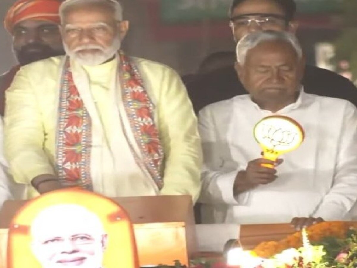 पटना रोडशो में पीएम मोदी के साथ नीतीश कुमार कमल निशान थामे हुए (Video Grab)