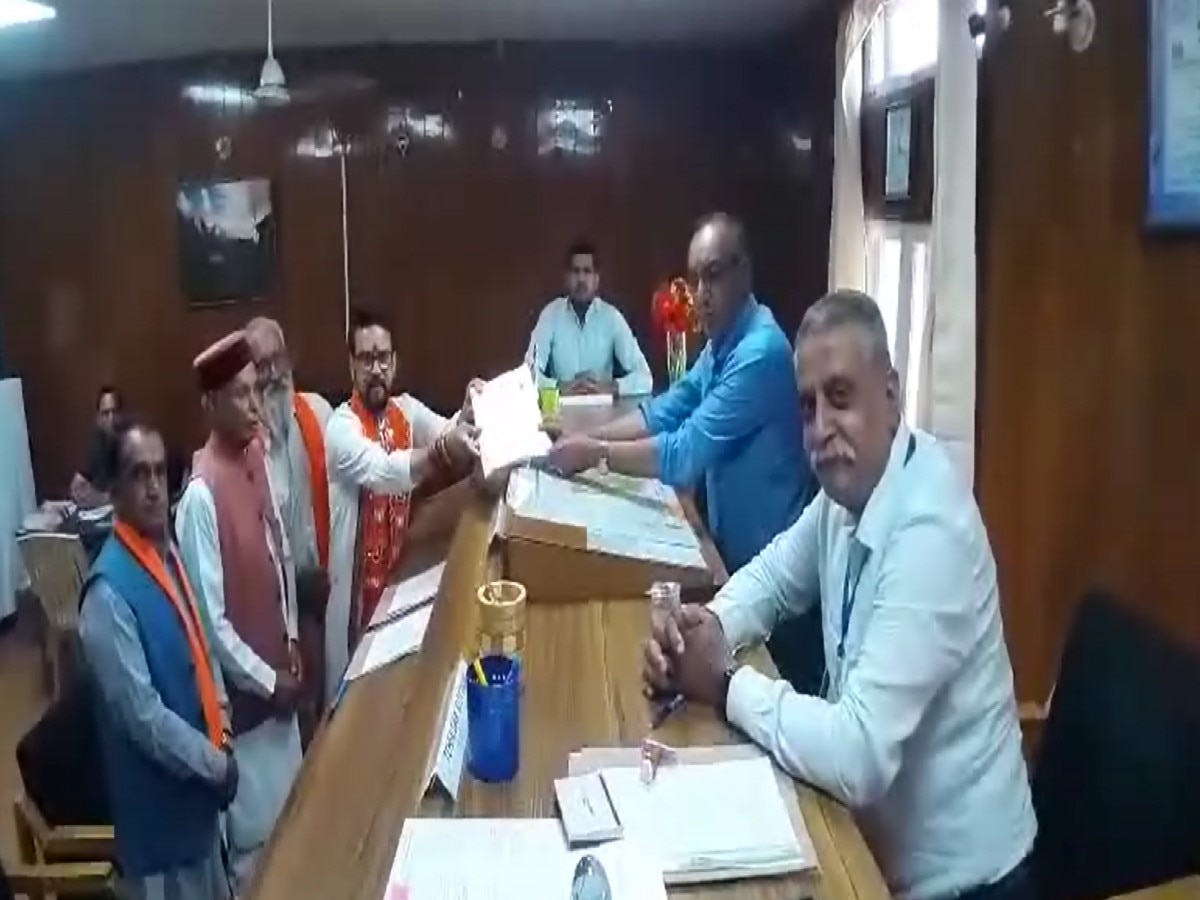हिमाचल प्रदेश की हमीरपुर लोकसभा सीट के लिए अनुराग ठाकुर ने भरा नामांकन