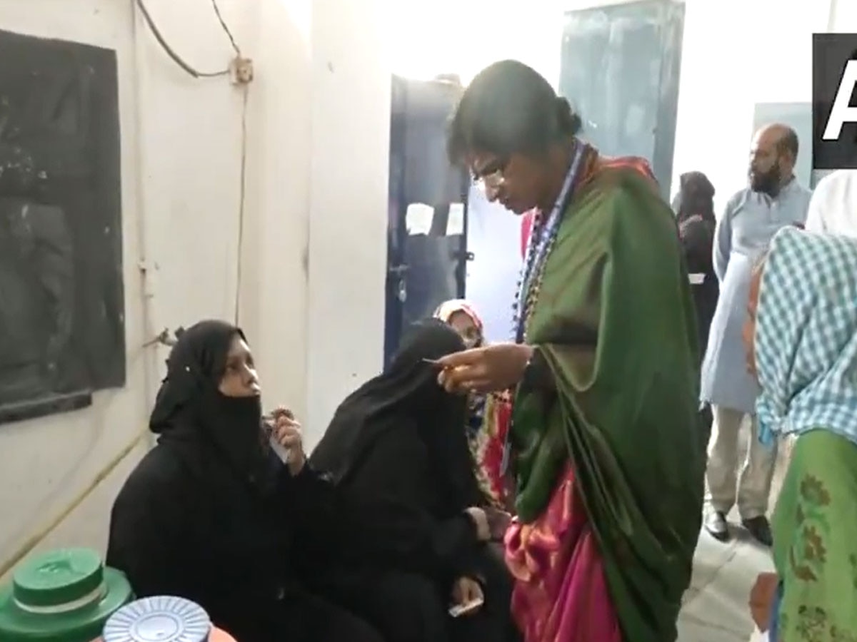 Hyderabad में मुस्लिम औरतों का हिजाब हटाना BJP कैंडिडेट को पड़ा महंगा, नहीं मिला उसका साथ
